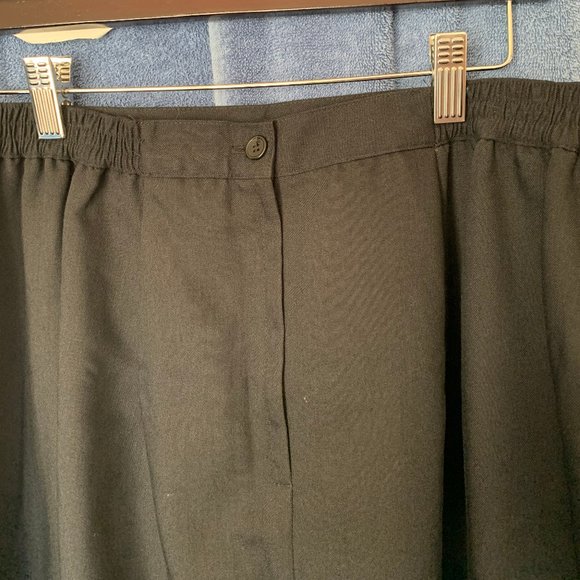 Ladies long blackskirt - Picture 2 of 5